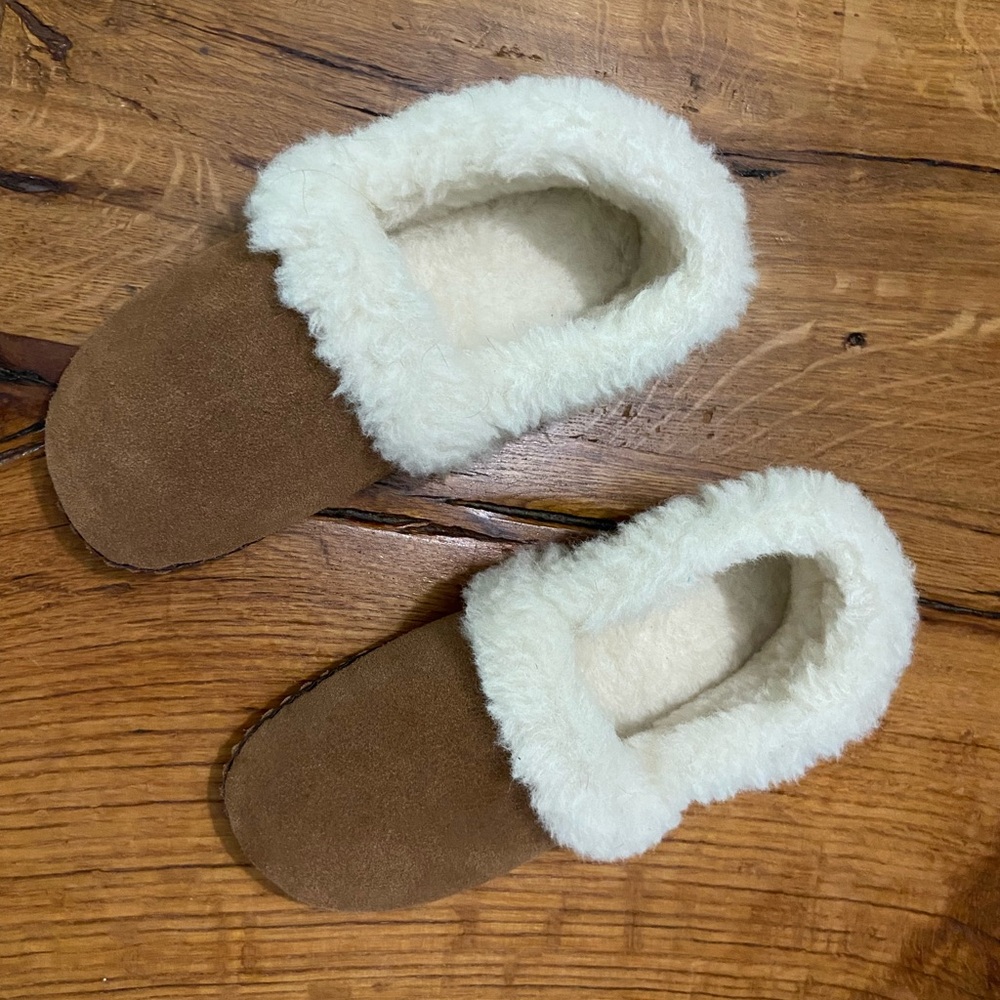 Acorn Comfort on Earth Comfy Cozy Brown Suede  Bedroom Slippers, Size 6.5 - 7.5